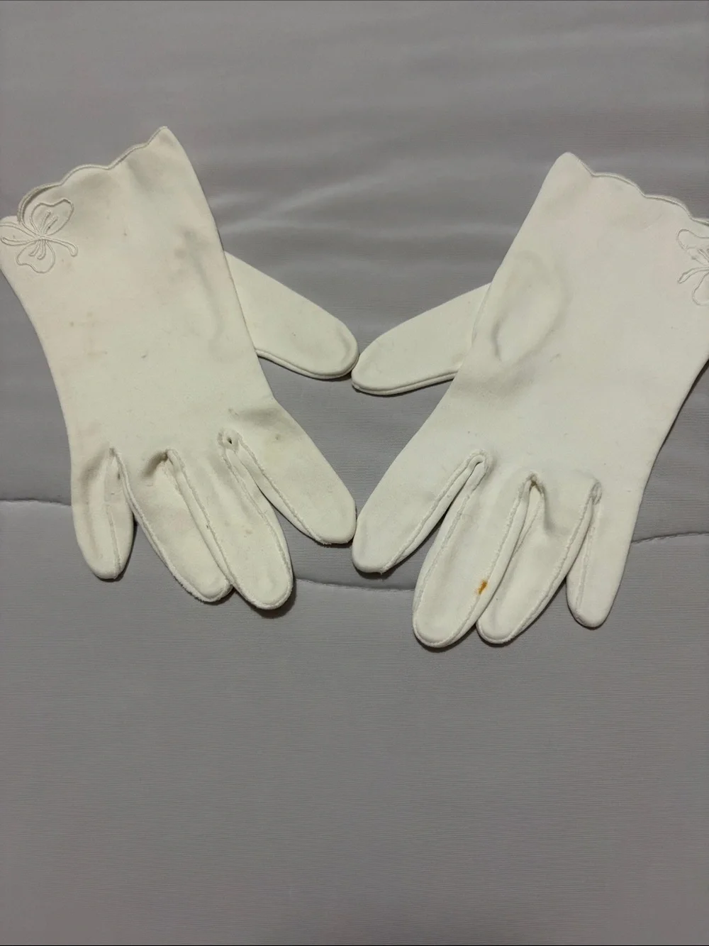 Vintage Classic White Women's Dress Gloves with Embroidered Detail